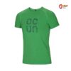 Grünes Ocun Bamboo T Gear Herren Klettershirt mit Schriftzug auf der Brust.