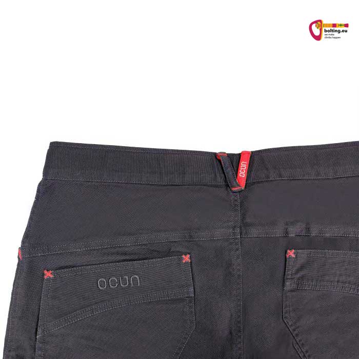 Detail einer grauen Ocun Klettershort mit Bund und Gesäßtasche.