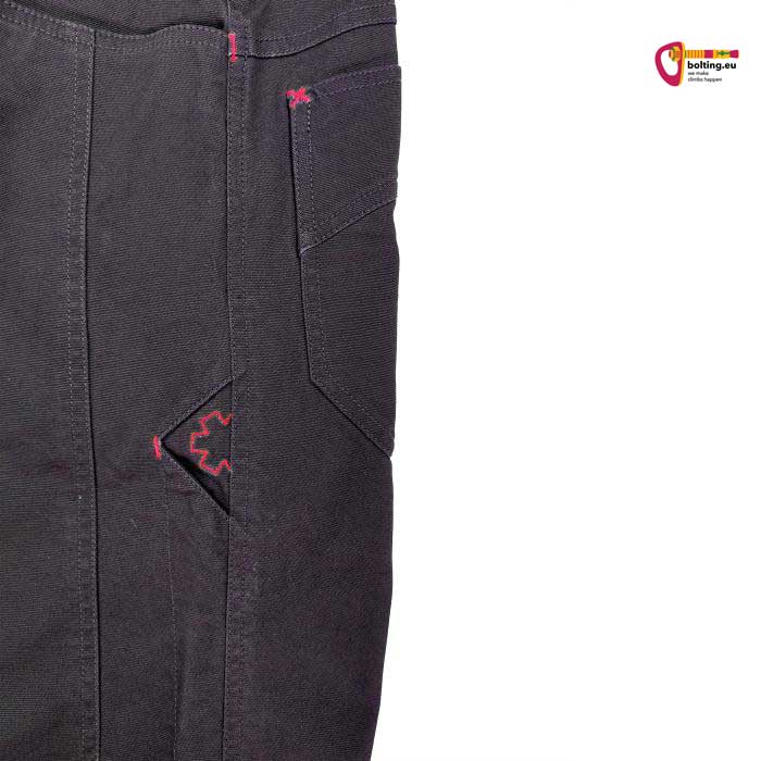 Detail einer grauen Ocun Klettershort mit Bürstentasche am Bein.