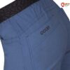 Blaue Ocun Mania Short Klettershort von der Seite mit hochgezogenem, schwarzen Bund.