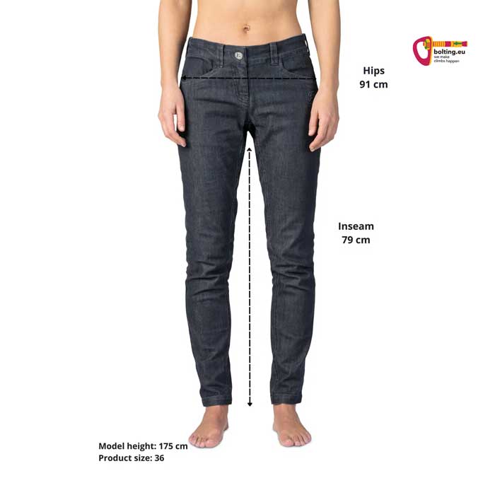 Bild eines Modells mit schwarzer Rafiki Asis Damen Denim Kletterhose und Maßen für Hüfte, Schritt und Hosengröße.