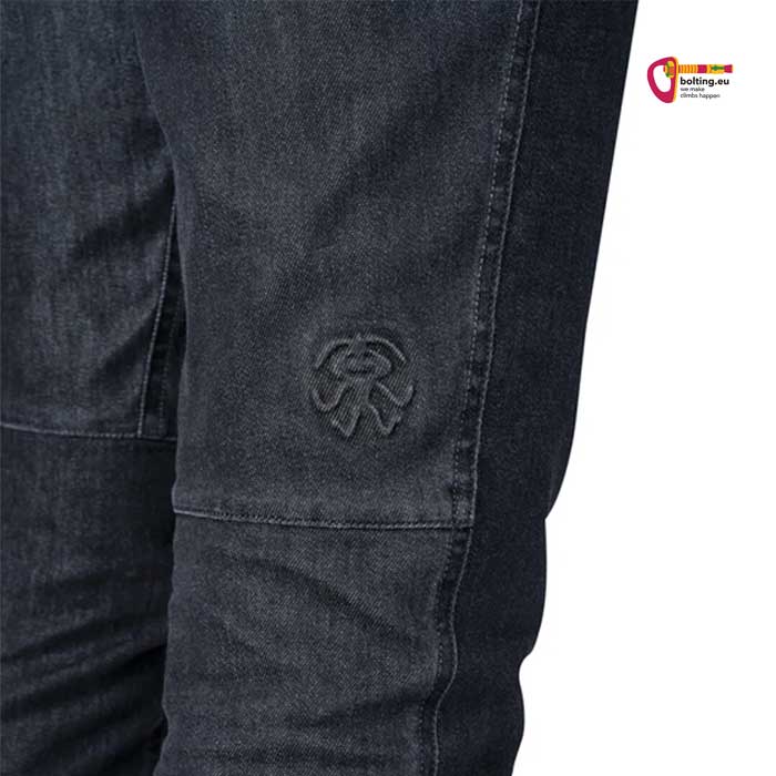 Schwarze Jeans Boulderhose mit Rafiki Logo am Bein.