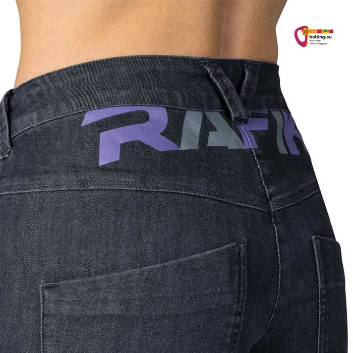 Detailaufnahme der schwarzen Denim Damen Kletterhose mit Rafiki Schriftzug .