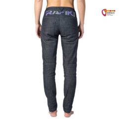 Modell ohne Shirt mit schwarzer Rafiki Asis Damen Denim Kletterhose von hinten.
