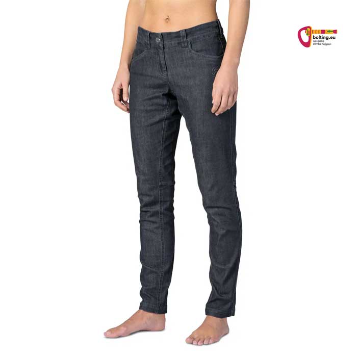 Modell ohne Shirt mit schwarzer Rafiki Asis Damen Denim Kletterhose von schräg vorne.