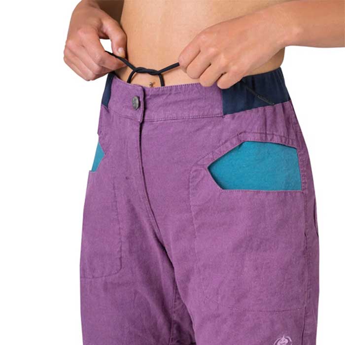 Bauchfreies Modell mit violetter Rafiki Juno Klettershort mit Kordelzug.