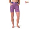 Bauchfreies Modell mit violetter Rafiki Juno Damen Leinen Klettershort von vorne.
