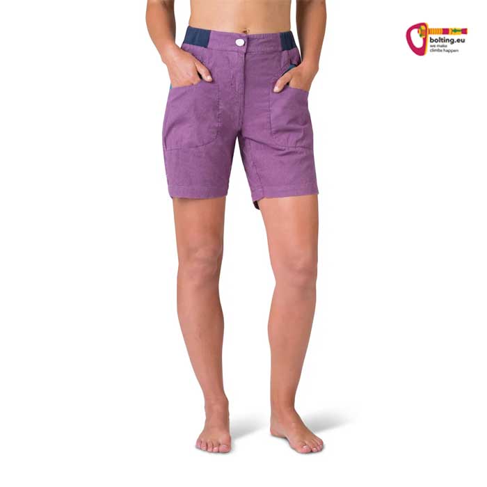Bauchfreies Modell mit violetter Rafiki Juno Damen Leinen Klettershort von vorne.