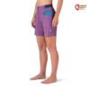 Bauchfreies Modell mit violetter Rafiki Juno Damen Leinen Klettershort von der Seite.