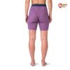 Bauchfreies Modell mit violetter Rafiki Juno Damen Leinen Klettershort von hinten.