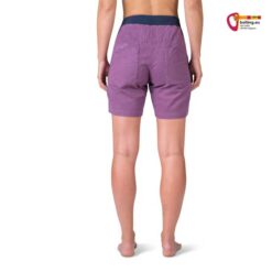 Bauchfreies Modell mit violetter Rafiki Juno Damen Leinen Klettershort von hinten.