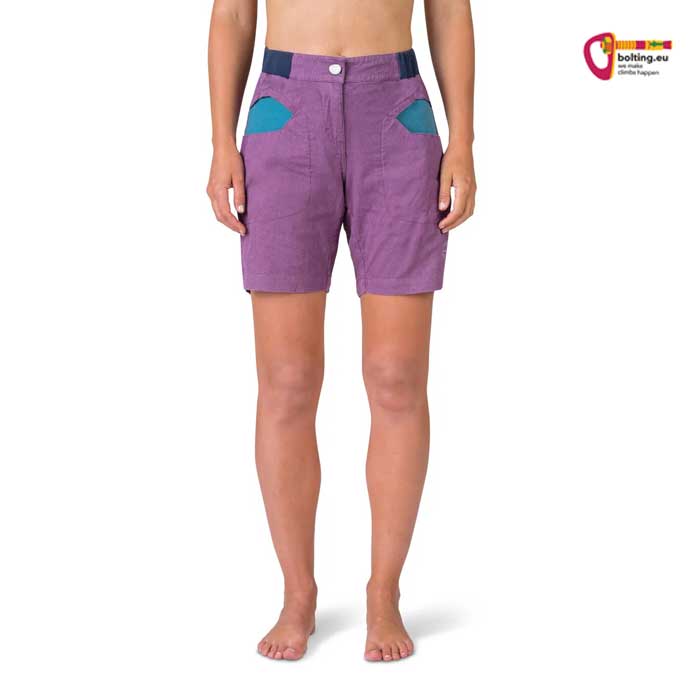 Bauchfreies Modell mit violetter Rafiki Juno Damen Leinen Klettershort von vorne.