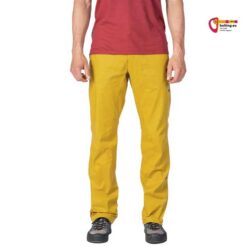 Modell mit rotem Shirt mit gelber Rafiki Runout leichter Kletterhose von vorne.