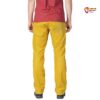Modell mit rotem Shirt mit gelber Rafiki Runout leichter Kletterhose von hinten.