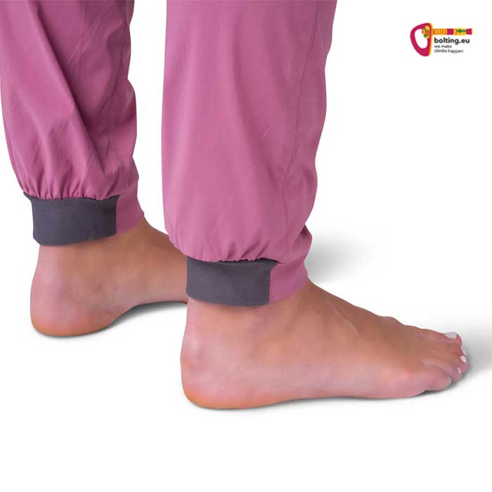 Beinabschlüsse einer rosa Damen Kletterhose für den Sommer.