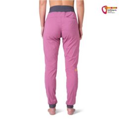 Bauchfreies Modell mit rosa Rafiki Femio Damen Kletterhose für den Sommer von hinten.