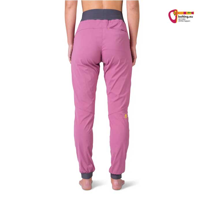 Bauchfreies Modell mit rosa Rafiki Femio Damen Kletterhose für den Sommer von hinten.