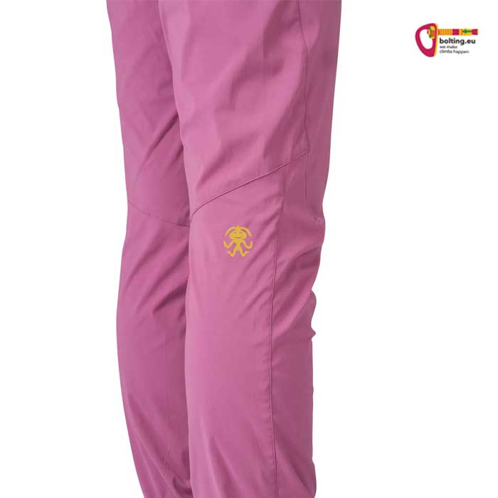 Gelbes Rafiki Logo auf einem rosa Hosenbein.