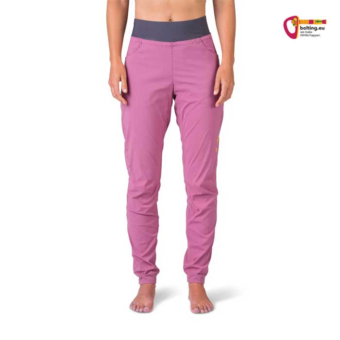 Bauchfreies Modell mit rosa Rafiki Femio Damen Kletterhose für den Sommer von vorne.
