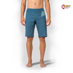 Modell mit blau-türkiser kurzer Kletterhose Rafiki Megos von vorne.