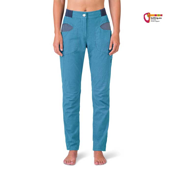 Modell ohne Shirt mit hellblauer Rafiki Shiva Damen Leinen Kletterhose von vorne.