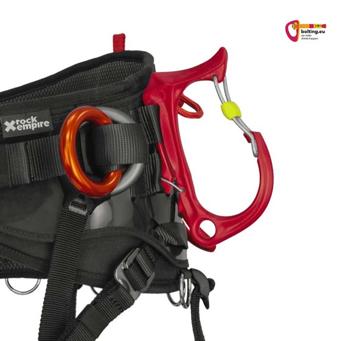 Detail eines Baumpflegergurtes mit rotem Materialkarabiner an Hüftgurt fixiert.