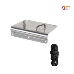 Silberner Singing Rock Atika Kantenschutz mit Flansch und schwarzer Reepswchnur vor weißem Hintergrund.