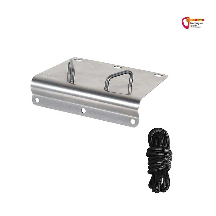 Silberner Singing Rock Atika Kantenschutz mit Flansch und schwarzer Reepswchnur vor weißem Hintergrund.