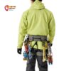 Alpinist mit gelber Jacke und schwarzer Hose mit einem Arc´teryx Klettergurt für Herren von hinten.