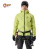 Angezogener Alpinist mit beige schwarzem Arcteryx AR 395A Herren Klettergurt von der Vorderseite.