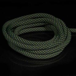 Eingerolltes Cousin Dura Dura 9,3 Kletterseil in violett. grün vor schwarzem Hintergrund.