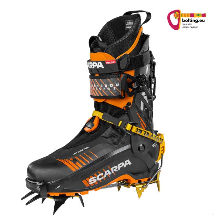 Schwarzer Skitourenschuh mit Steigeisen Grivel G Rider montiert.