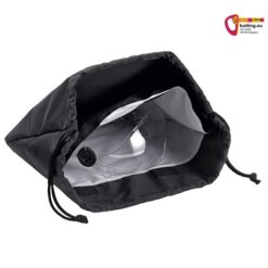 Schwarzer Petzl Helmbeutel für Strato und Vertex Modelle geöffnet mit Schutzvisier darin.