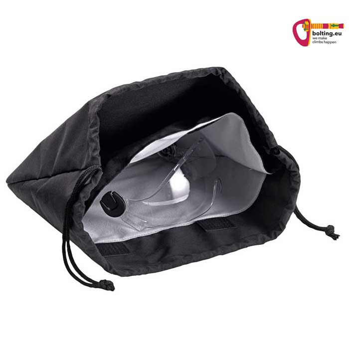 Schwarzer Petzl Helmbeutel für Strato und Vertex Modelle geöffnet mit Schutzvisier darin.