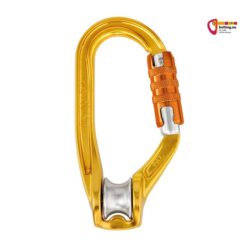 Oranger Petzl Rollclip A Karabiner mit Rolle und Triact-Lock Verschluss nach rechts.