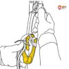 Grafik zur Erklärung einer Verwendung des Petzl Rollclip A Karabiners mit einer Handsteigklemme.