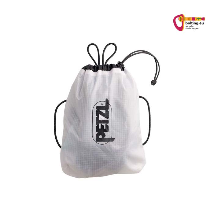 Packsack eines Petzl Leicht Klettergurtes mit Logo in schwarzer Farbe.