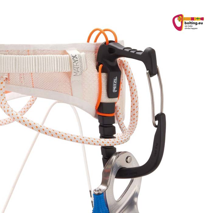 Schwarzer Petzl CAritool Evo Materialkarabiner in einem leichten Klettergurt eingehängt.