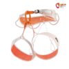 Orange weißer Petzl Whisper Leicht Klettergurt von vorne schräg unten vor einem weißem Hintergrund.