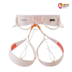 Orange weißer Petzl Whisper Leicht Klettergurt von hinten vor einem weißem Hintergrund.