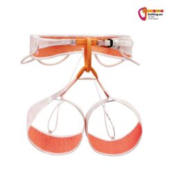Orange weißer Petzl Whisper Leicht Klettergurt von vorne vor einem weißem Hintergrund.