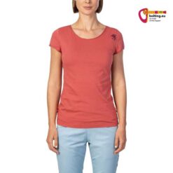 Modell mit rotem Rafiki Jay Damen Bio Baumwolle Klettershirt von der Vorderseite mit Logo auf der Brust.