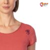 Modell mit rotem Damenbio Baumwoll Klettershirt und Logo auf der Schulter.