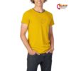 Modell mit gelbem Herren Klettershirt von der Seite.