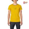 Modell mit gelbem Herren Klettershirt von vorne.