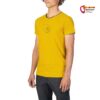 Modell mit gelbem Herren Klettershirt von der Seite.