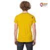 Modell mit gelbem Herren Klettershirt von hinten.