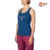 Modell mit blauem Rafiki Damen Kletter Tank Top von der Seite vor weißem Hintergrund.