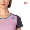 Rosa Graues Rafiki Damen Klettershirt mit Affenlogo auf Brust Oberseite.