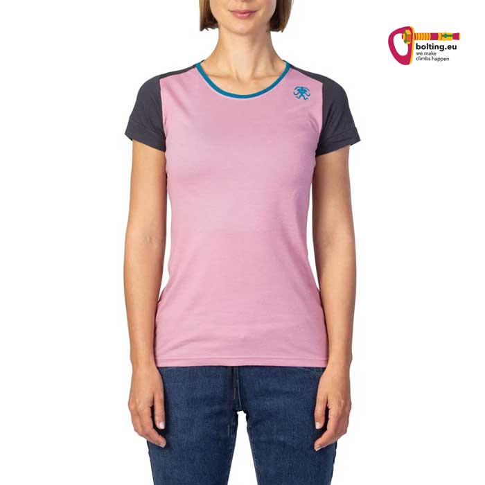 Modell mit rosa grauem Rafiki Damen Bio Baumwolle Klettershirt von vorne vor weißem Hintergrund.